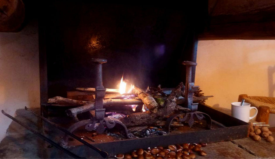 Cheminée du gite de liou feu de bois en cevennes après la rando