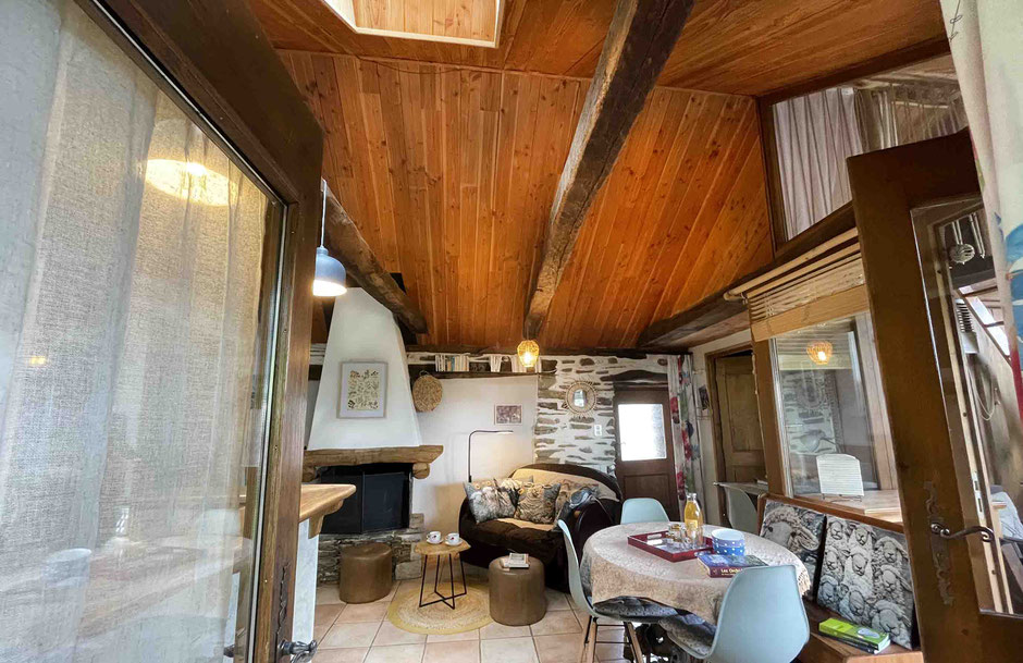 Le coin repas et salon de la pièce de vie gite de liou