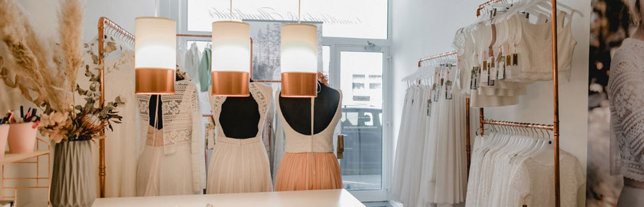 Wenn du auf der Suche nach einem modernen, nachhaltigen Hochzeitskleid bist, das nicht nur dich, sondern auch dein Wertegefühl widerspiegelt – bist du bei elementar Brautmode in Hannover genau richtig.