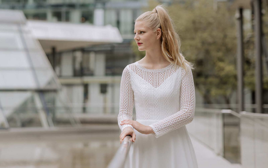 Nachhaltiges Brautkleid im minimalistischen Stil – handgefertigt im Atelier von Elementar Brautmode in Hannover. Die Braut trägt ein elegantes Kleid aus Bio-Baumwolle mit modernen Linien und natürlichem Make-up. Ideal für umweltbewusste Bräute mit Stil.