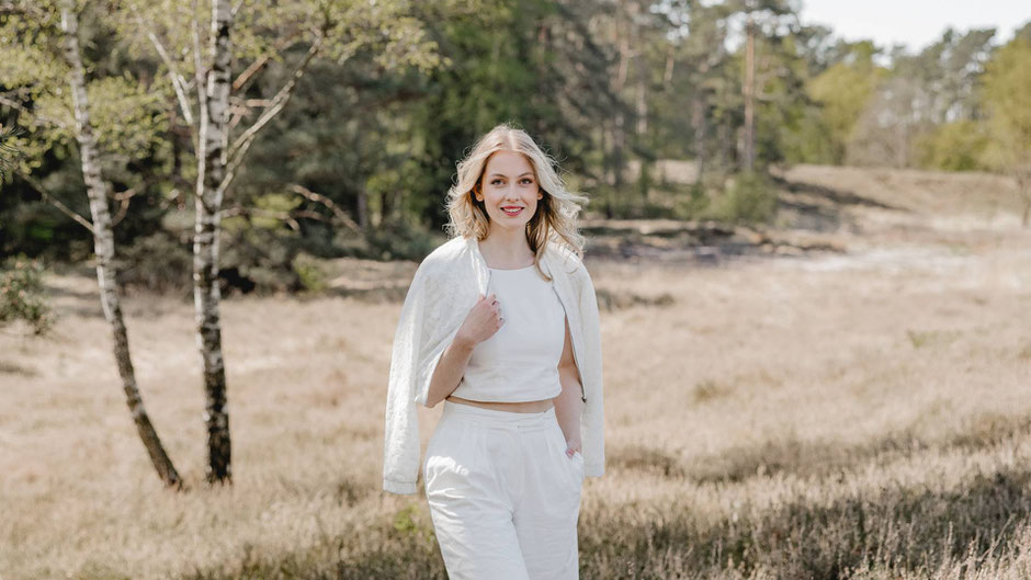 Brautkleid Zweiteiler und Brauthosen  Für einen besonders dynamischen Look eignen sich Brautkleid Zweiteiler oder Brauthosen. Diese bieten nicht nur eine außergewöhnliche Optik, sondern auch maximale Bewegungsfreiheit. Du kannst Deinen Stil leben!