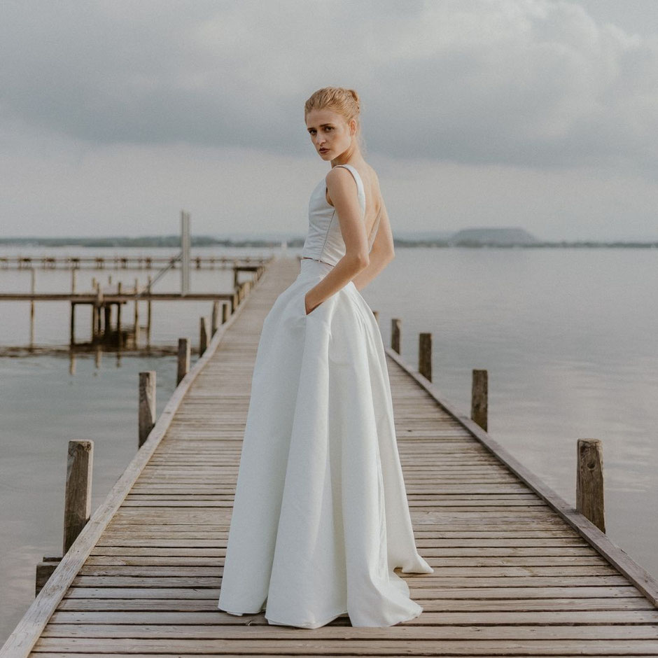 Minimalistisches Brautkleid mit klarer Silhouette – Trend 2026 für bewusste Bräute