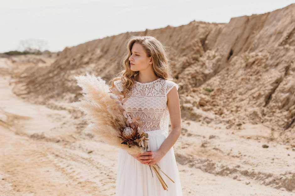 Boho Brautkleid Zweiteiler: Die perfekte Wahl für 2025! Ein eleganter Brautkleid Zweiteiler im Boho-Stil aus natürlichen Materialien – die ideale Wahl für die moderne Braut im Jahr 2025.