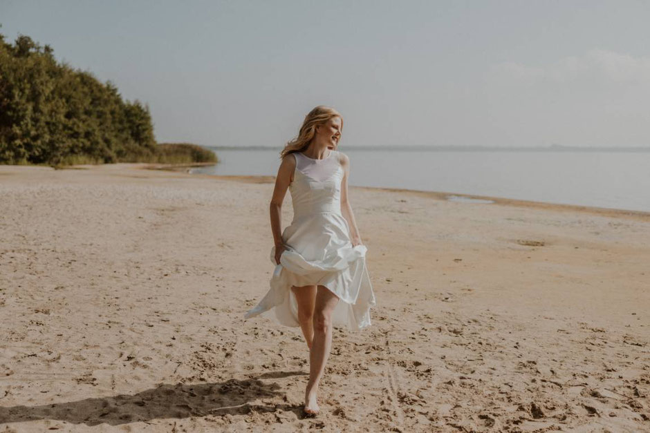 OCEAN BRIDE Brautmode - hergestellt aus SEAQUAL - recyceltem Meeresplastik I Zeitloses, schlichtes Brautkleid ohne Tüll oder Stickereien – ideal für das Standesamt oder eine nachhaltige Hochzeit. Komfortabel, stilvoll und fair produziert.