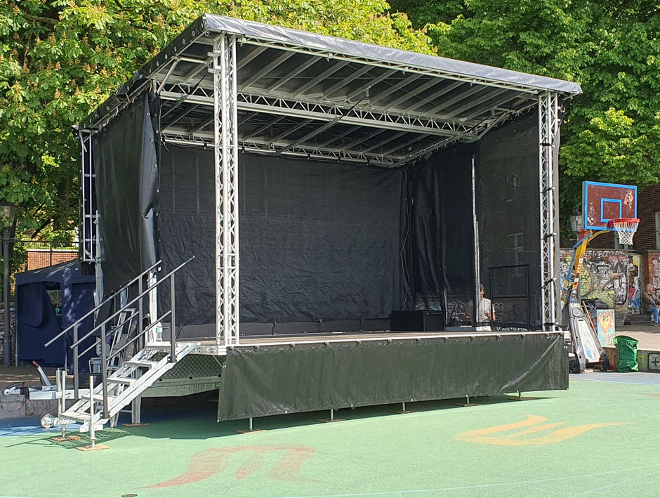 Wir vermieten mobile Bühnen, die flexibel, zuverlässig und einfach aufzubauen sind. Ob Festivals, Konzerte, Firmenfeiern oder private Events – unsere Bühnen bieten die perfekte Lösung, um Ihr Event im besten Licht zu präsentieren. 