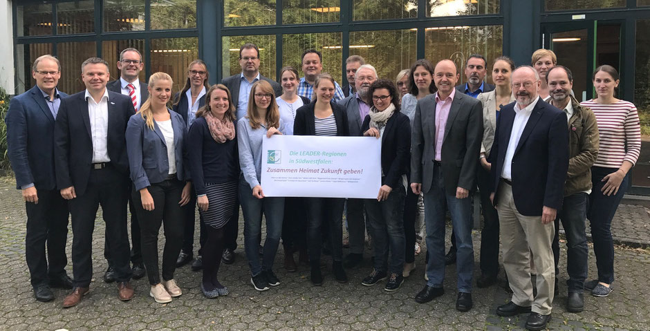 Unter dem Motto "Zusammen Heimat Zukunft geben" verabredeten die elf LEADER-Regionen im Regierungsbezirk eine gute Zusammenarbeit und gemeinsame Interessenvertretung