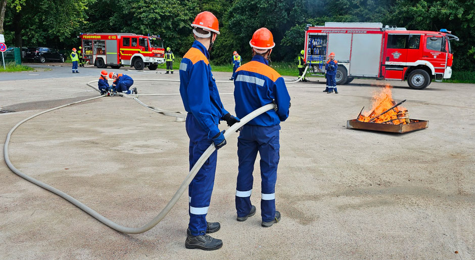 Aufgebauter Löschangriff mit drei C-Rohren, um eine Feuerschale zu löschen