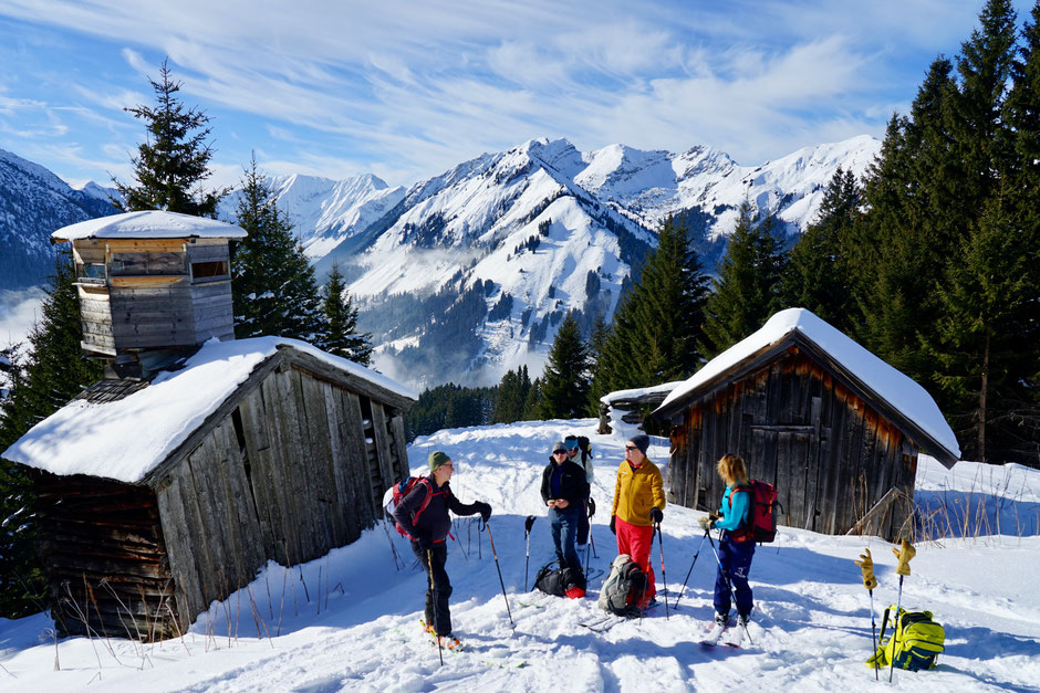 holzhütte, 5 skifahrer, schnee, berge, himmel