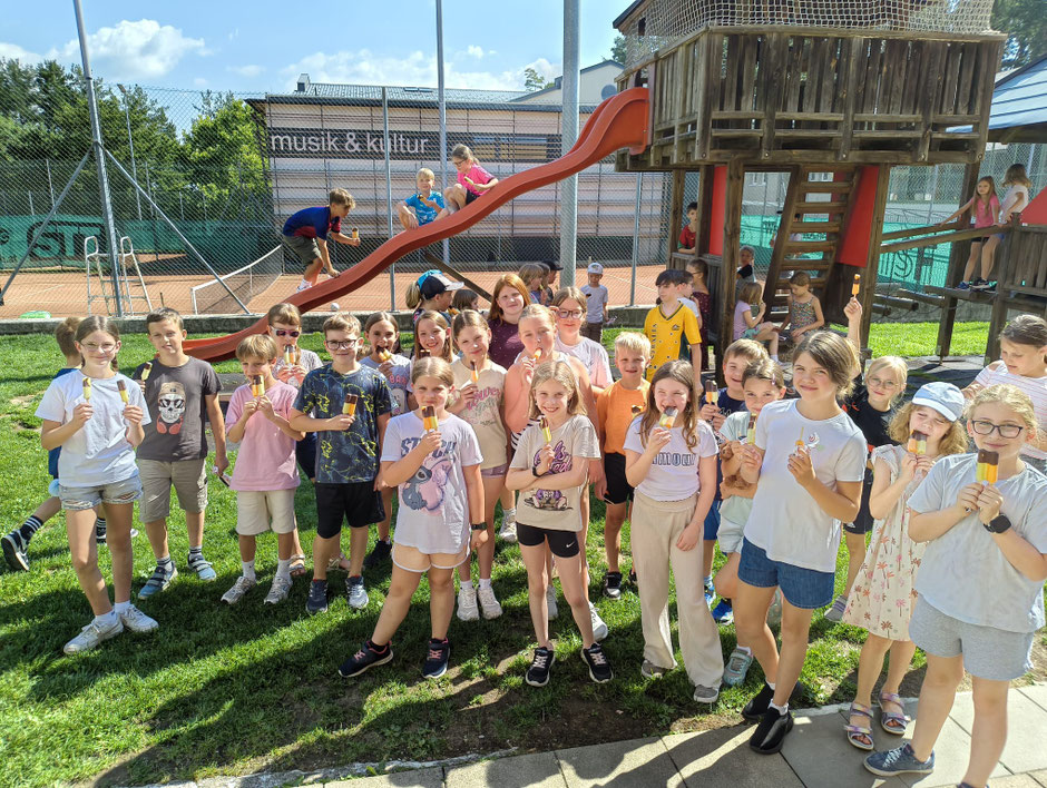 Am sehr heißen 23.6. gab es für alle Kinder vom Elternverein ein EIS !!!