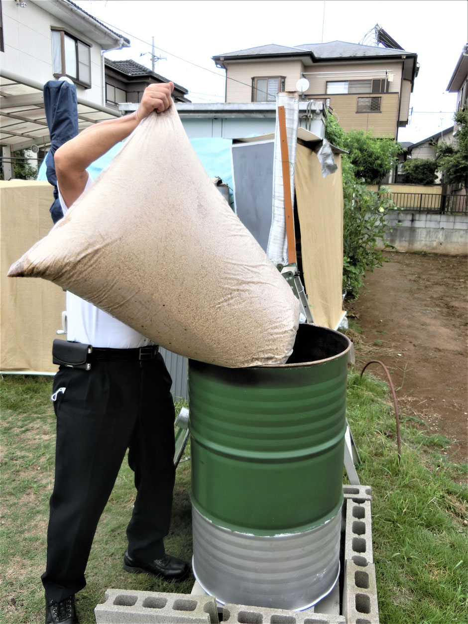 地産地消、自分の農地で出る籾殻を格安のドラム缶くん炭製造機でくん炭を作り農地へ還元。しかも、軽量なので簡単に台車で倉庫や物置に保管できます。