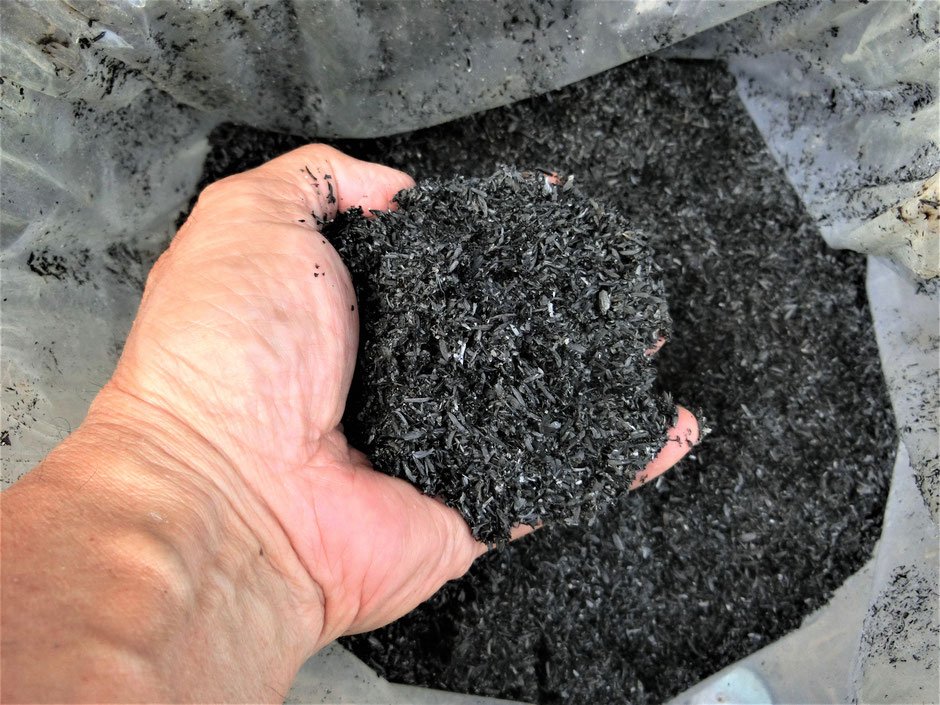 地球の温暖化を防ぎ、二酸化炭素を地下に貯留しさらに水はけの改善や土壌の酸化を防ぐ優れた土壌改良材である籾殻くん炭を活用しましょう。