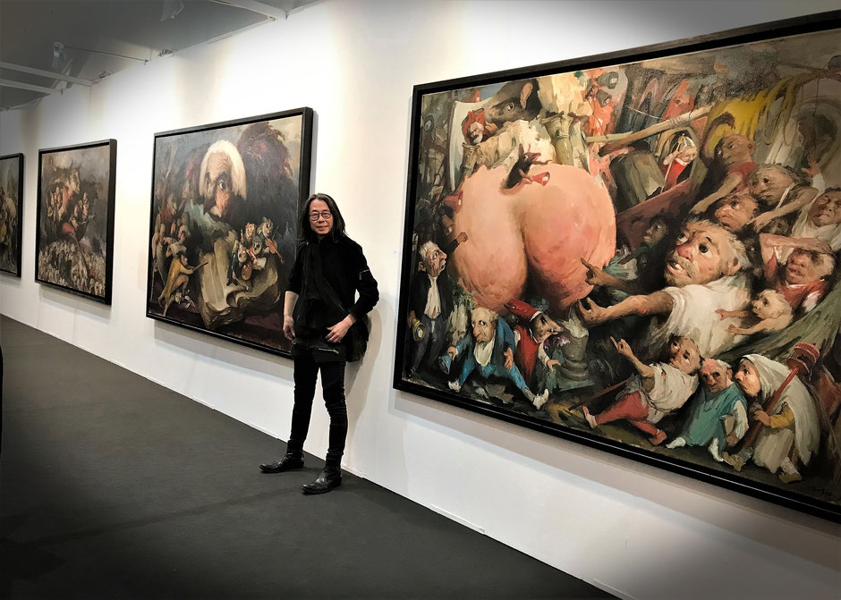 Yongbo Zhao and his paintings at the Art Karlsruhe 2018 (Photo: Klaus Kiefer)