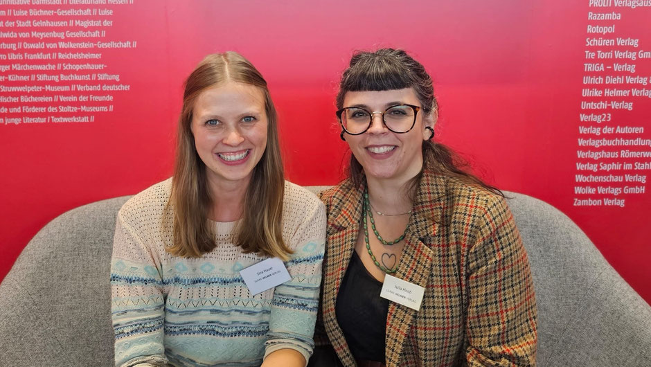 Verlegerin Sina Hauer (links) und Mitarbeiterin Julia Hoch (rechts) | © Maiken Brathe