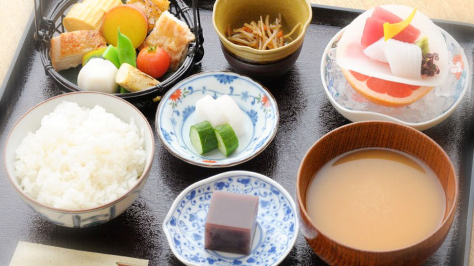 「会席」の始まりは、室町時代の本膳料理。江戸時代に文人たちが俳諧とともに酒・肴を楽しんだ会合で進化した。沼津でおいしい和食