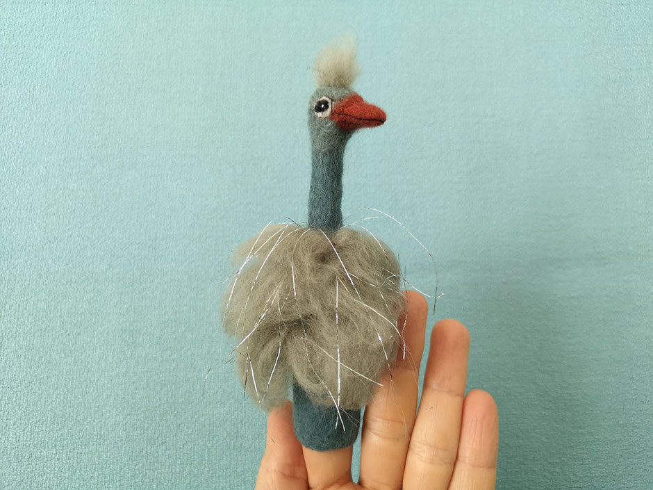 handgefilzte fingerpuppe vogel strauß aus wolle und Seide von faserverbund