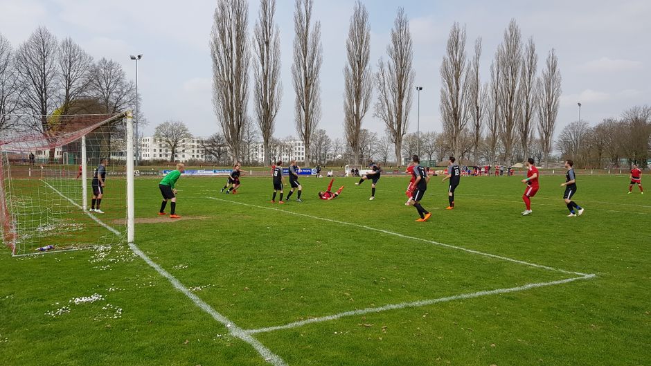 Diese Ecke konnten die Foulis erfolgreich klären, doch zu oft gerieten die Gastgeber gegen den FC Georgia in Bedrängnis.