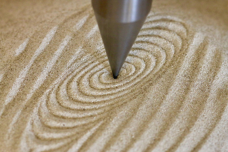 Ein Pendel malt eine Spirale in den Sand. Das Bild strahlt Ruhe und Gelassenheit aus. Hypnose und Psychotherapie in Gladbeck