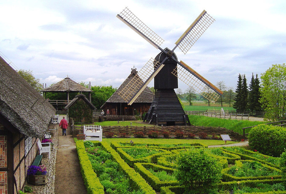Bauerngarten, Heubarg, Scheuer und Kokerwindmühle am Riekhaus (Quelle: CC BY-SA 3.0, https://commons.wikimedia.org/w/index.php?curid=430465)