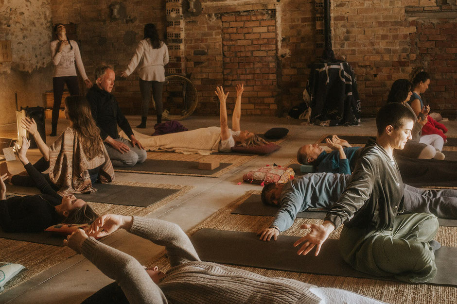 AKAWA Gruppensession mit Simone in Hamburg - Sanfte Energiearbeit für das Erwachen der Kundalini Energie 