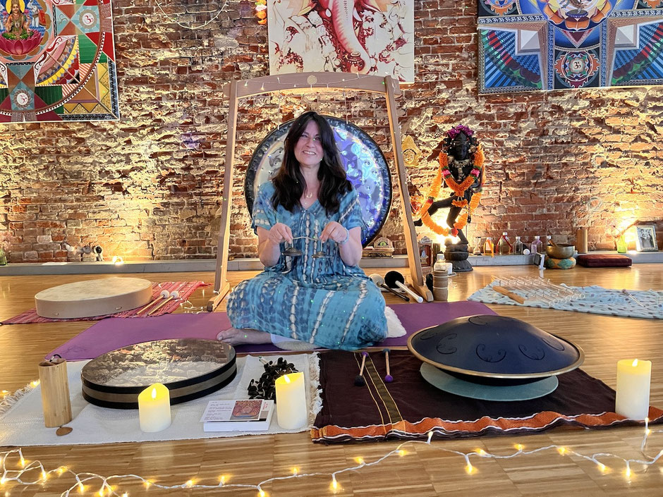 Sound Bath mit Gong, Trommel, Klangschalen und weiteren Klanginstrumenten in Hamburg
