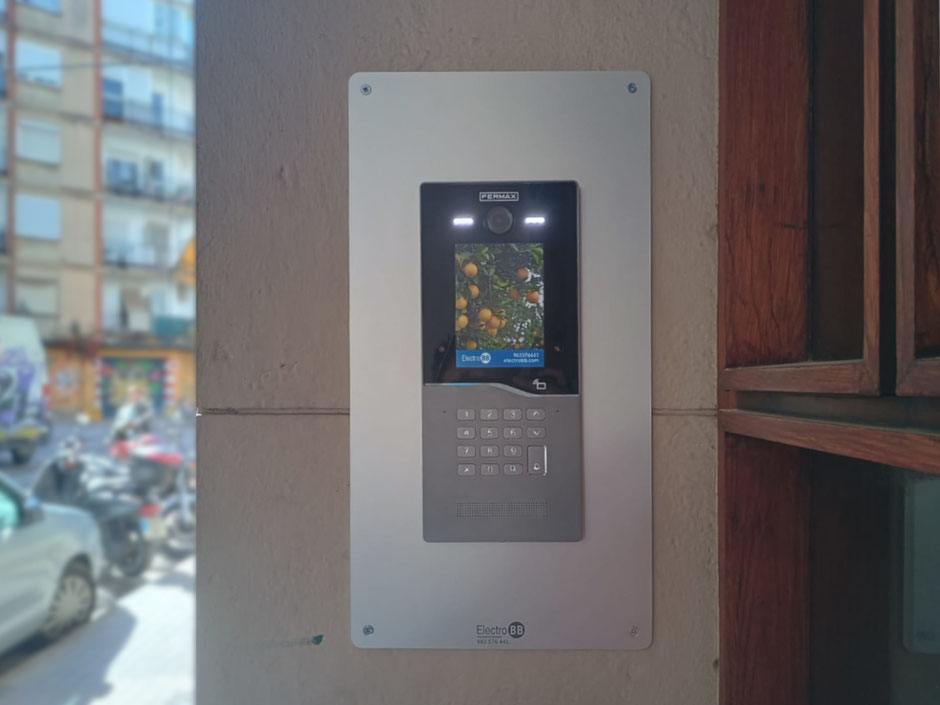 Detalle placa de videoportero CORA de Fermax instalada por Electro BB Fermax Valencia