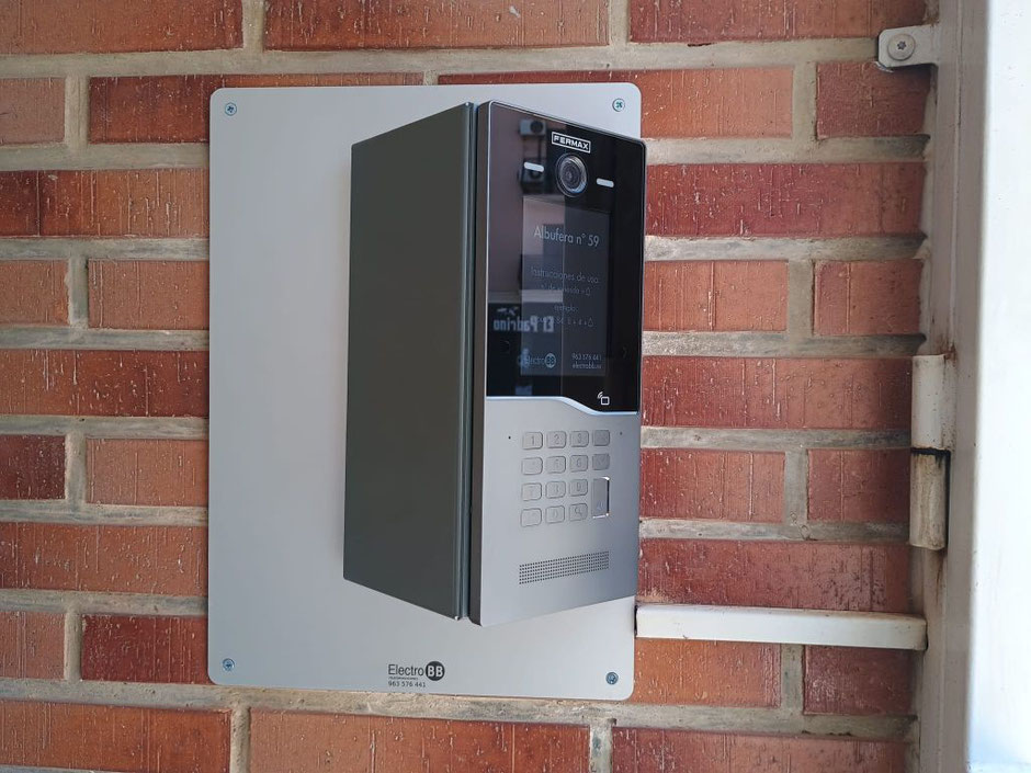 Detalle placa de videoportero CORA de Fermax instalada por Electro BB Fermax Valencia