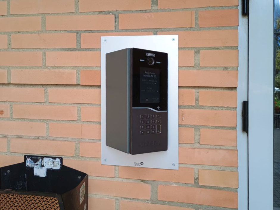 Detalle placa de videoportero CORA de Fermax con complemento angular instalada por Electro BB Servicio Oficial Fermax Valencia