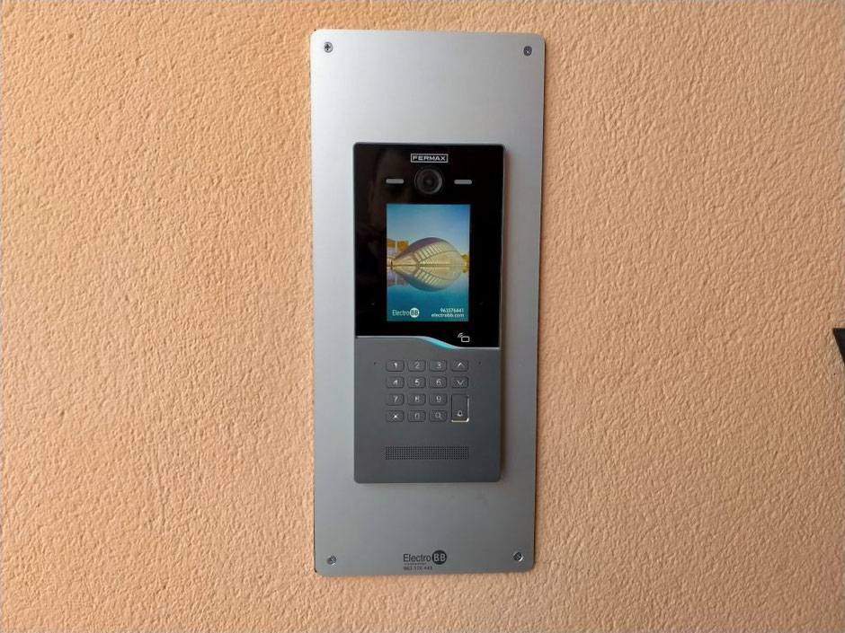 Detalle placa de videoportero CORA de Fermax instalada por Electro BB Fermax Valencia