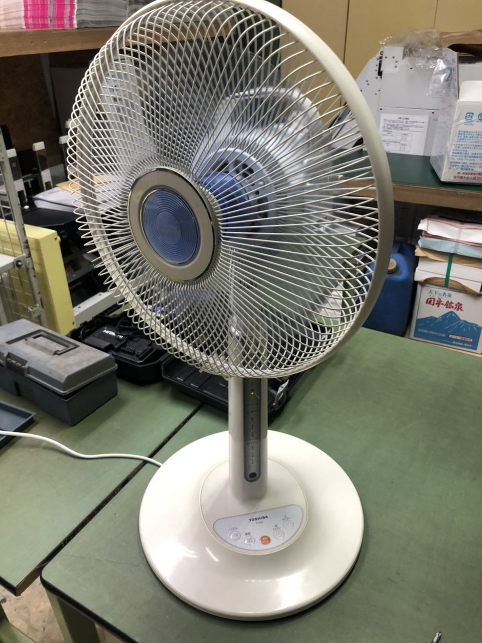 電源コードを換えたらきちんと動くようになりました。