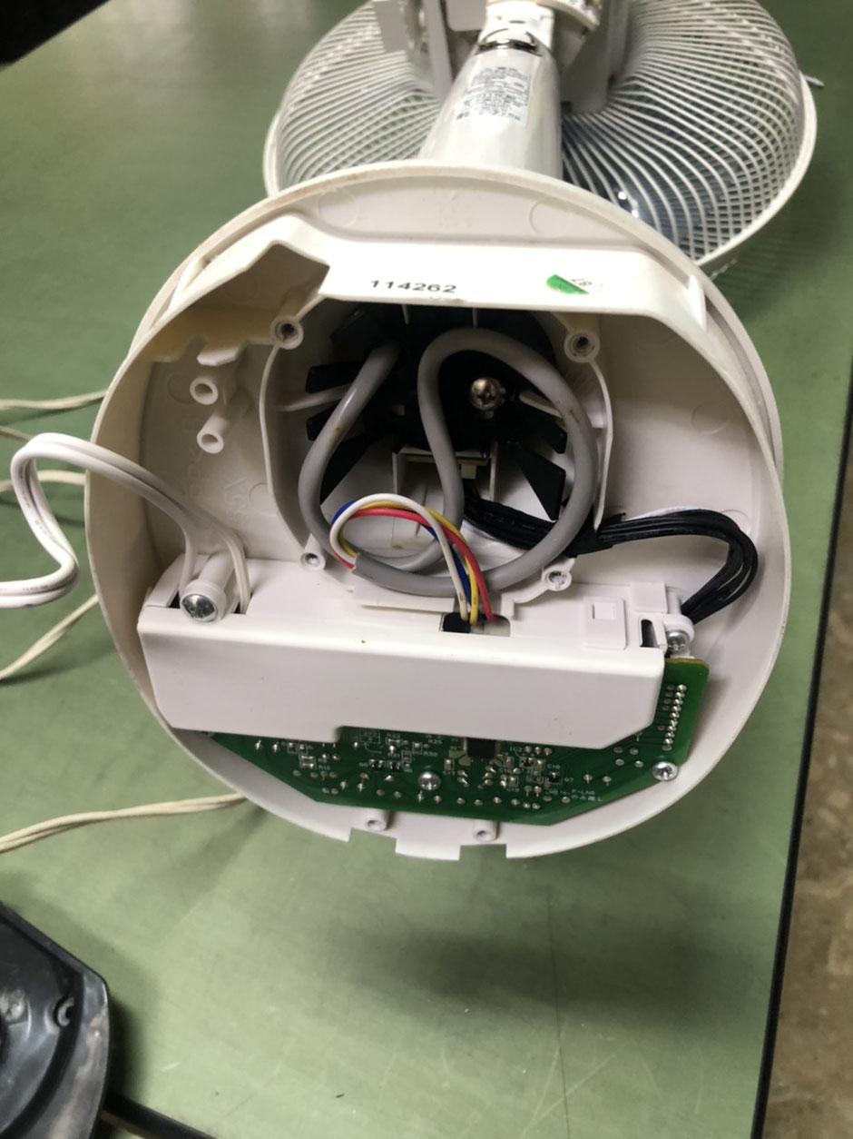 扇風機の裏側にコンセントのコードがあります。