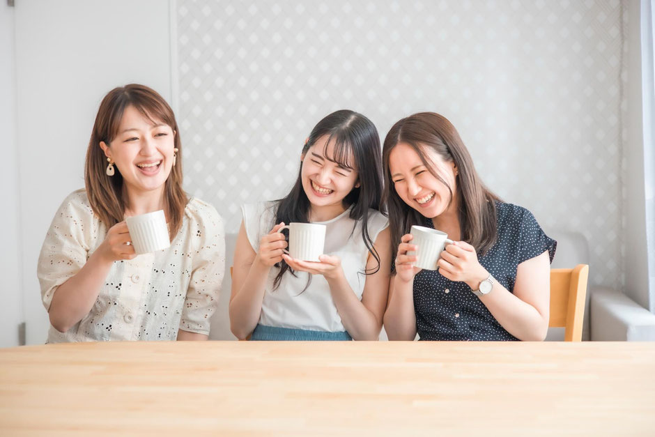 笑顔で茶話会を楽しむ女性