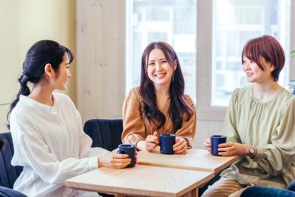 茶話会で楽しく会話する女性