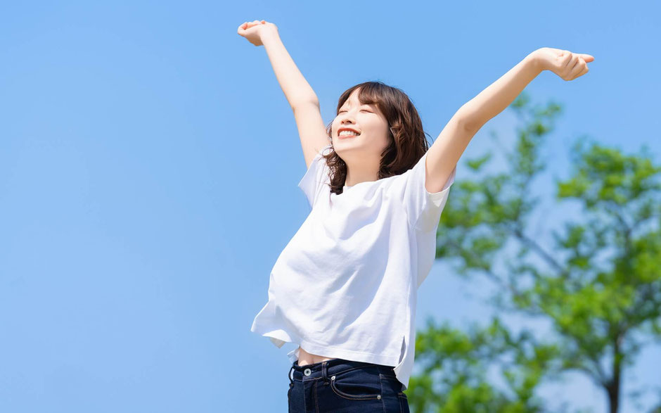 笑顔で働く女性