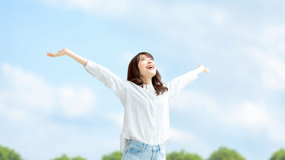 青空を見上げる女性