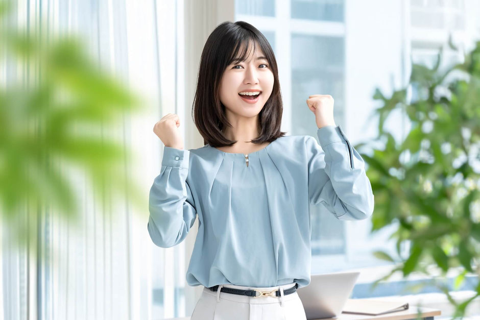 笑顔で働く女性