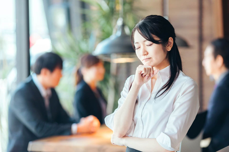 職場の人間関係で悩む30代女性