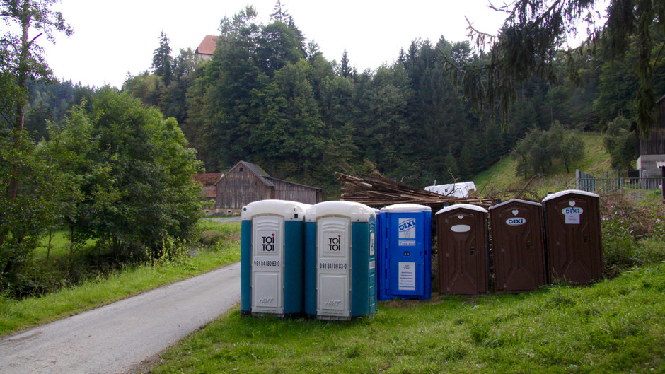 Links oben Schloss Stein – man sieht nur das Dach