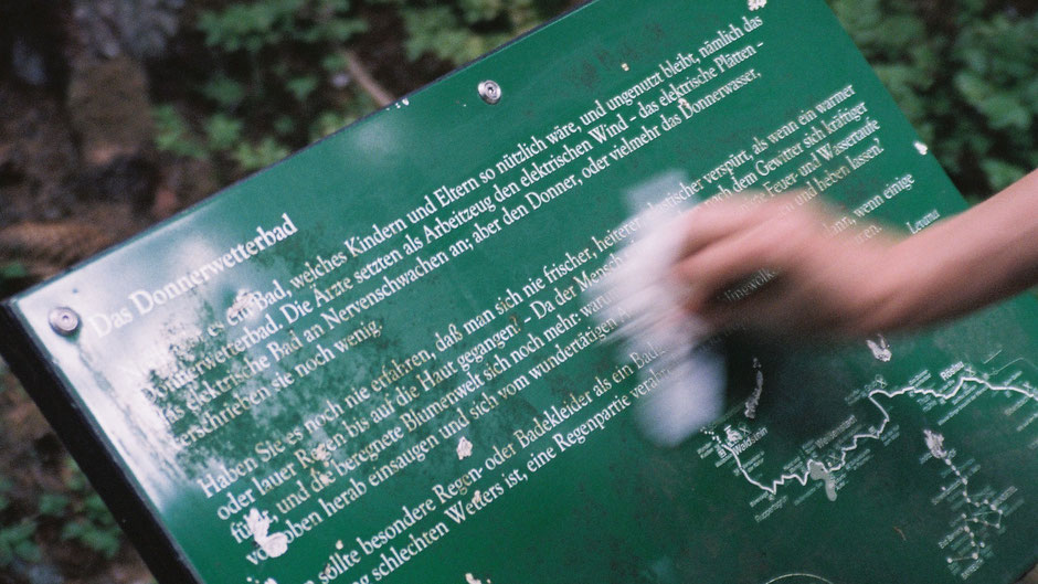 Auf dem Jean-Paul-Weg, Stationstafel 47 "Das Donnerwetterbad" im Thuswald