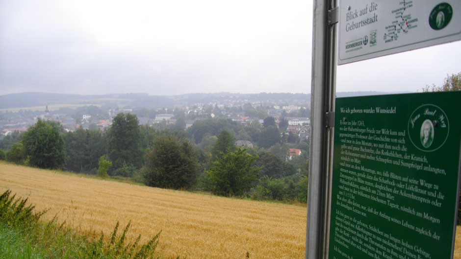 Auf dem Jean-Paul-Weg, Stationstafel 58 "Wo ich geboren wurde: Wunsiedel" mit Blick auf Wunsiedel