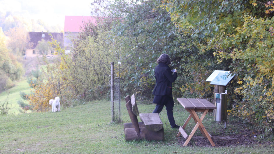 Auf demJean-Paul-Weg, Landschaftstafel 25 "Romantisches Alladorf" und Stationstafel 152 "Das Dorf als fränkisches Ideal" bei Alladorf