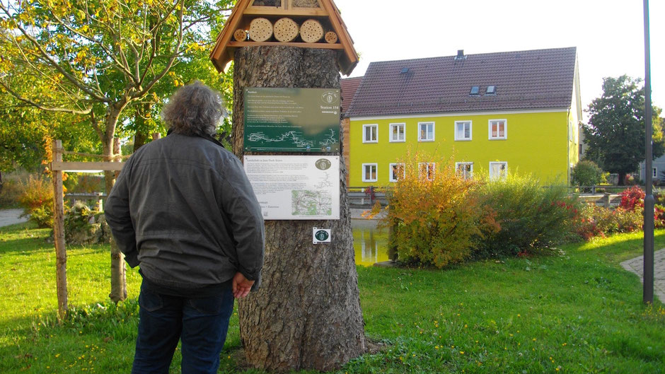 Auf dem Jean-Paul-Weg, Landschaftstafel 27 "Wasserarmut" und Stationstafel 154 "Narrheit" in Kleinhül