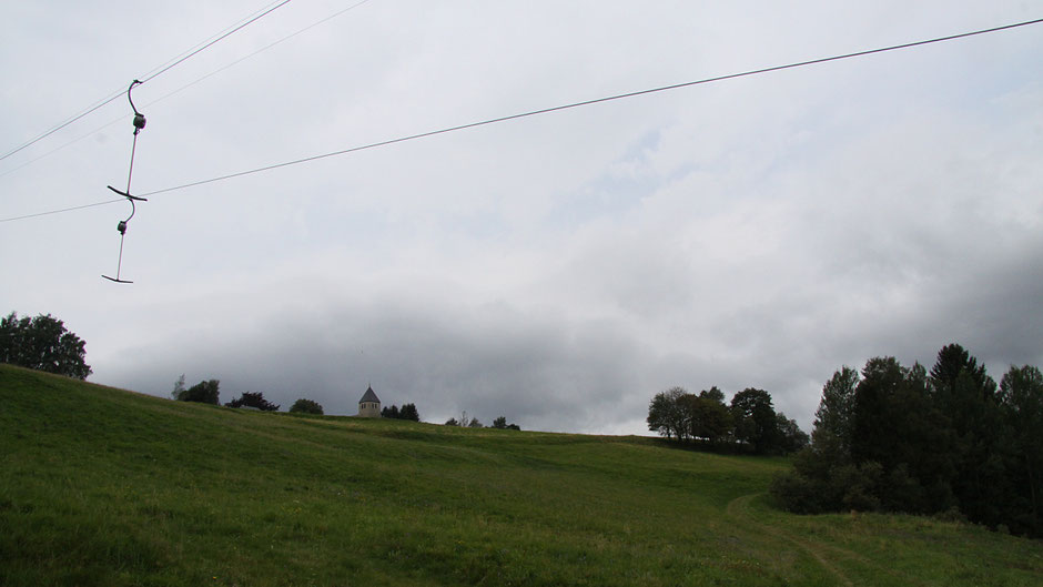 Auf dem Jean-Paul-Weg hinter Bischofsgrün, mit stillgelegtem Kirchberglift