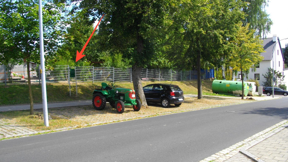 Auf dem Jean-Paul-Weg, Stationstafel 54 "Das Kreuz mit den Wanderkarten"" hinter dem Traktor-Oldtimer der Marke "Güldner" in Wunsiedel