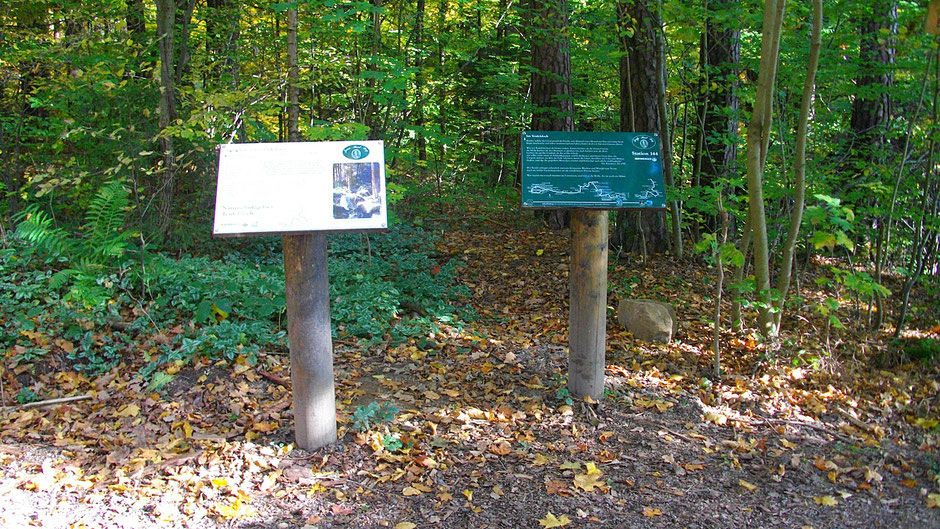 Auf dem Jean-Paul-Weg, Stationstafel 144 "Im Teufelsloch" und Landschaftstafel"Naturschutzgebiet Teufelsloch" an der Brücke Teufelsloch