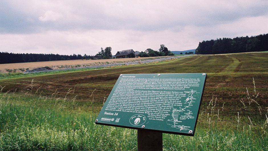 Auf dem Jean-Paul-Weg, Stationstafel 24 "Wettervorhersage" mit Blick auf einen Aussiedlerhof Richtung Völkenreuth