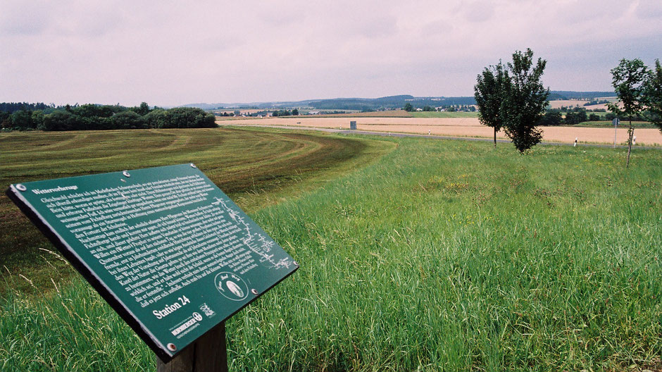Auf dem Jean-Paul-Weg, Stationstafel 24 "Wettervorhersage" mit Blick auf Schwarzenbach a.d. Saale
