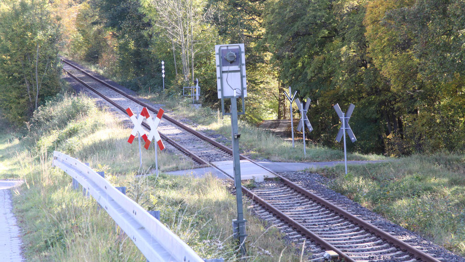 Auf dem Jean-Paul-Weg, Bahnübergang kurz vor Höflas
