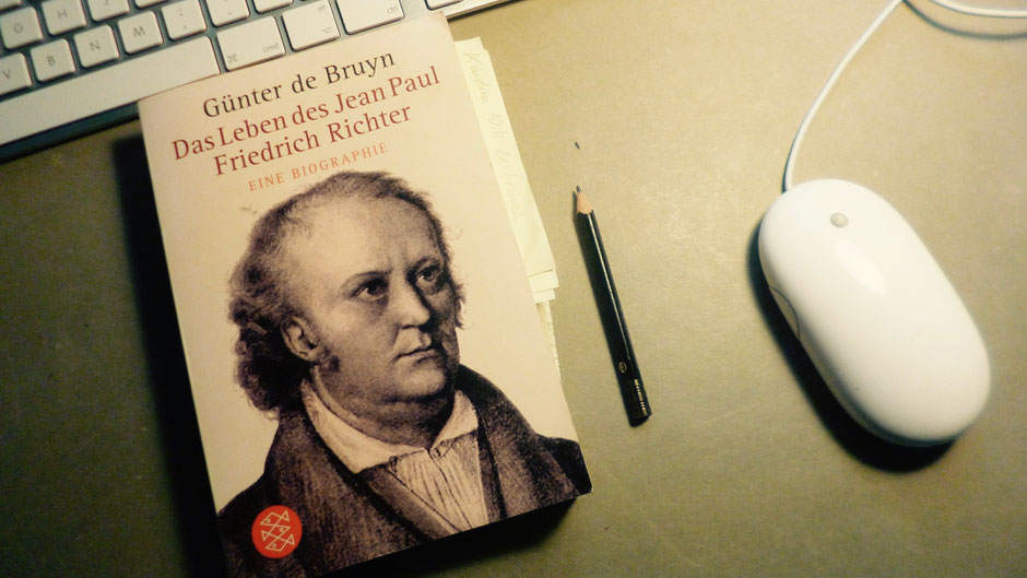 Günter de Bruyn war freier Schriftsteller und im Präsidium des PEN-Zentrums der DDR. Er äußerte Kritik an der DDR, lehnte den Nationalpreis der DDR ab und erhielt unzählige Auszeichnungen und Ehrungen, u. a. auch den Jean-Paul-Preis