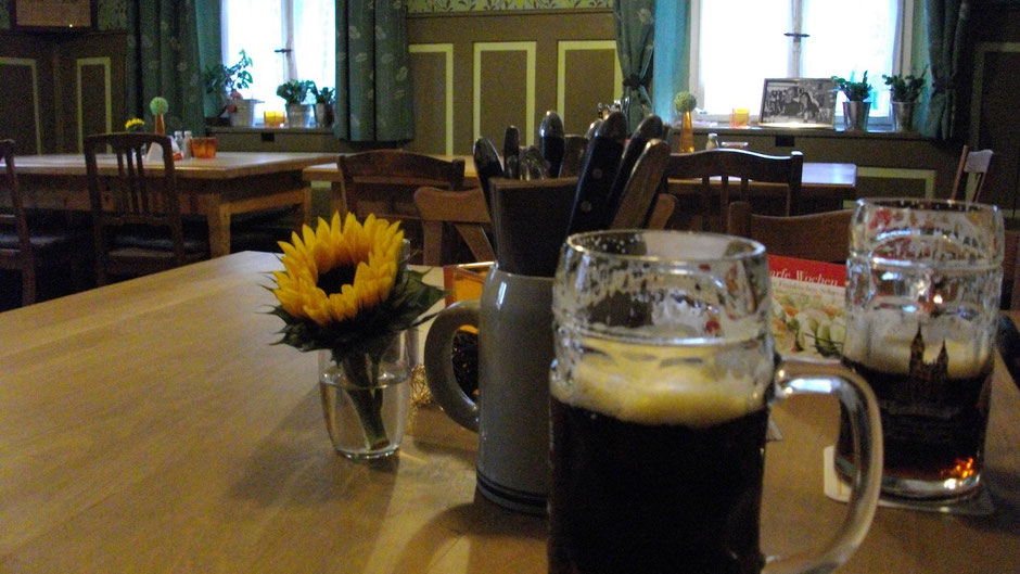 In der "Bauernstubn" zu Kleinhüll, vor zwei Nothelfer Bieren.