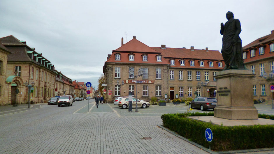 Jean-Paul-Platz mit Jean-Paul-Denkmal in Bayreuth – mit Blick in die Friedrichstraße